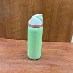 New without tags Sam’s green bottle